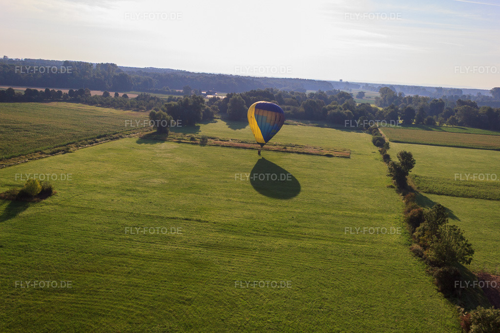 Luftbild: Landung eines Heissluftballons D-OTKA in Erlenbach bei Kandel im Bundesland Rheinland-Pfalz in Deutschland. Foto: IMG_70247.jpg vom 19.07.2014 durch Werner Riehm/FLY-FOTO.de