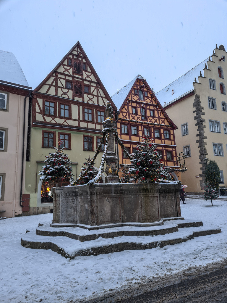20221214_160541 | Rothenburg ob der Tauber. Nur hier gibt es Exklusive und passend zur Jahreszeit Ihr Wandbild, T-Shirt, Tasse und alles was das Rothenburg Herz begehrt. - Realisiert mit Pictrs.com