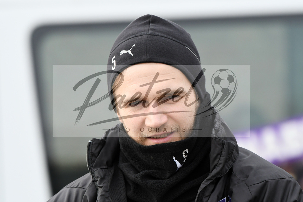 20200130_TRAOSN_0034 | Fußball, Herren: Konstantin Engel (VfL Osnabrueck) schaut waehrend der Trainingseinheit des VfL Osnabrueck im Sportpark Illoshoehe am 30.01.2020 in Osnabrueck, Deutschland. - Realisiert mit Pictrs.com