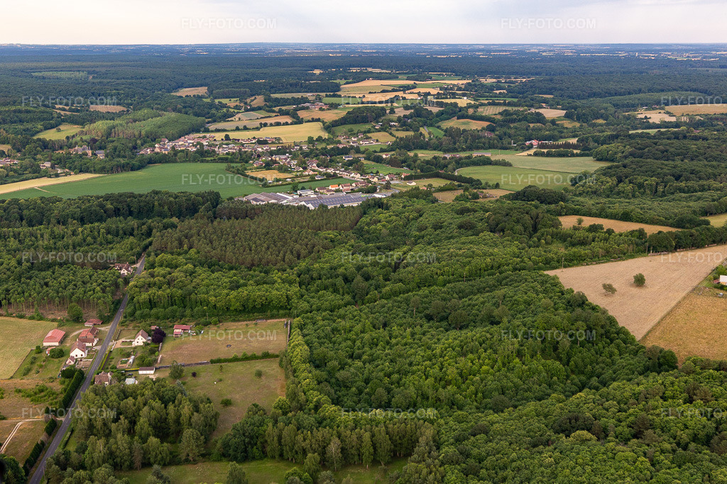 Aerial view: View of the town in Dollon in the state Sarthe, France. – Photo: IMG_132459.jpg taken on 06/14/2022 by Werner Riehm/FLY-FOTO.com – Resolution of the original: 5030 x 3354 px