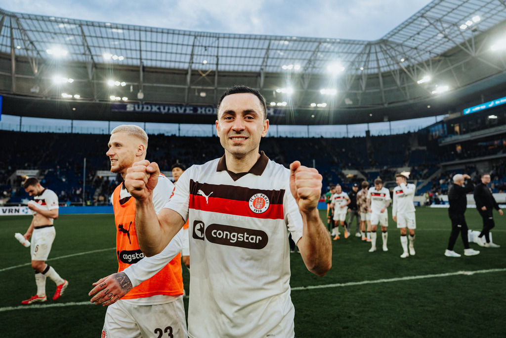 FCS00392 | Der offizielle Shop für FC St. Pauli Fotos. Wähle aus Spielszenen & Fanmomenten dein FCSP Wunschformat. Wir liefern Millerntor-Atmosphäre.