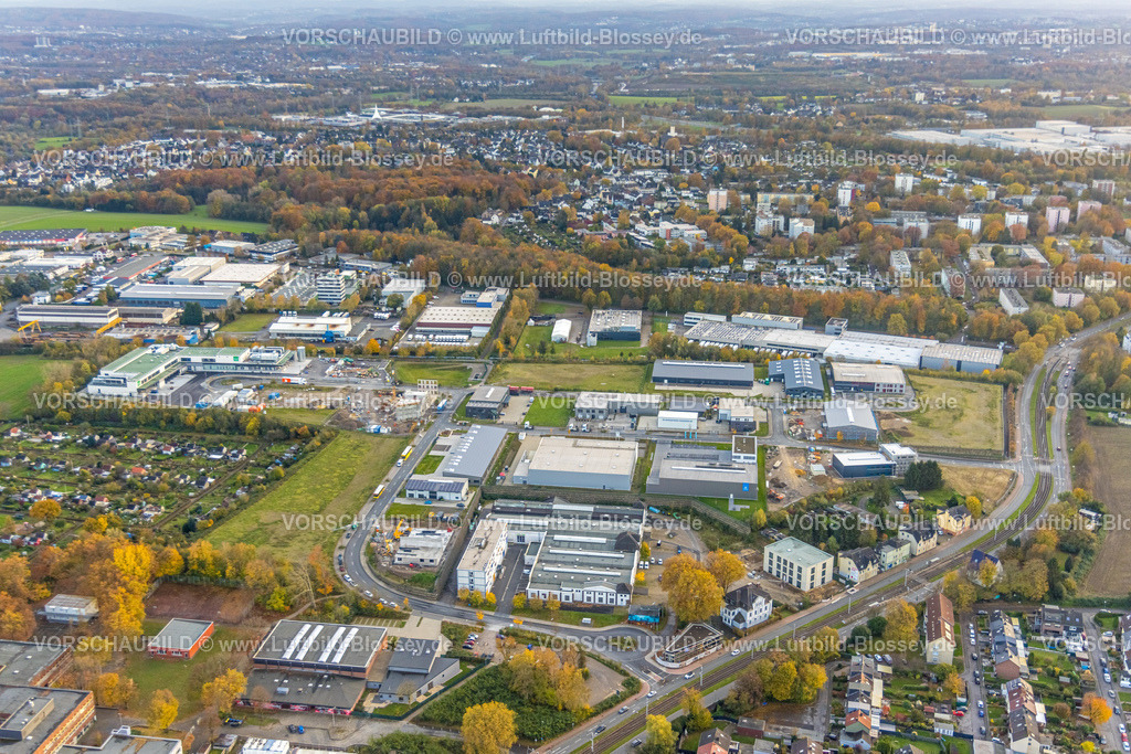Bochum231102207 | Luftbild, Gewerbegebiet und Gewerbepark Gerthe-Süd im Punges Feld mit herbstlichen Laubbäumen, Kamp und Kötter Maschinenhersteller, Bäko West e.G. Grosshändler, Baustelle und Neubau Koch Haus Neue Zentralküche mit grünem Dach des Katholischen Klinikums Bochum und der St. Elisabeth Gruppe, An der Salzstraße, Gerthe, Bochum, Ruhrgebiet, Nordrhein-Westfalen, Deutschland