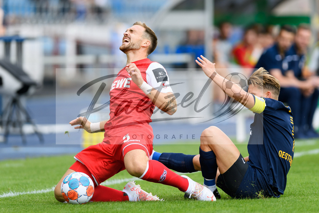 JENKOE20210808_007 | Fussball, Herren: Rafael Czichos (1. FC Koeln) und Maximilian Oesterhelweg (FC Carl Zeiss Jena) im Zweikampf beim Spiel der 1. Runde im DFB-Pokal zwischen FC Carl Zeiss Jena und 1. FC Koeln im Ernst-Abbe-Sportfeld am 08.08.2021 in Jena, Deutschland.DFB / DFL REGULATIONS PROHIBIT ANY USE OF PHOTOGRAPHS AS IMAGE SEQUENCES AND/OR QUASI-VIDEO. - Realisiert mit Pictrs.com