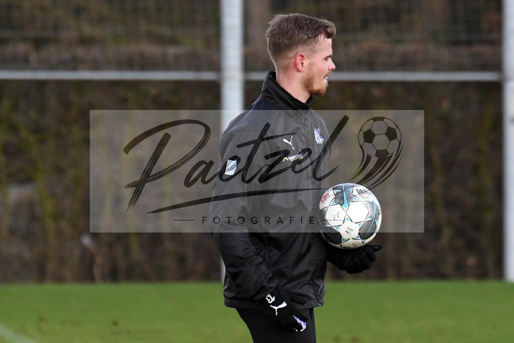 20200121_TRAOSN_0067 | Fußball, Herren: Joost van Aken (VfL Osnabrück) schaut beim Training des VfL Osnabrück am 21.01.2020 im Sportpark Illoshöhe in Osnabrück, Deutschland.(Foto von Nico Paetzel) - Realisiert mit Pictrs.com