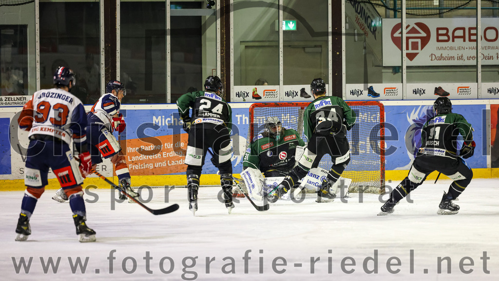 2023-03-07_113_TSV_Erding_gegen_ESC_Kempten | Erding, Deutschland, 07.03.2023:
Eishockey, Bayernliga Playoffs 2022 / 2023, Viertelfinale, TSV Erding gegen ESC Kempten, Endergebnis: 9:3

Lukas Krämmer (Erding Gladiators, #24), Torwart Christoph Schedlbauer (Erding Gladiators, #31), Bastian Cramer (Erding Gladiators, #34), Sebastian Busch (Erding Gladiators, #11)

Foto: Christian Riedel / fotografie-riedel.net