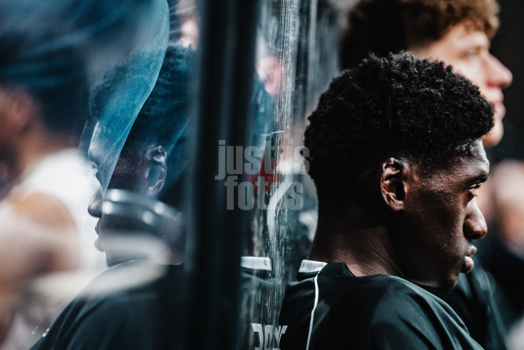 Basketball | Männer | Saison 2023/2024 | easyCredit Basketball Bundesliga | Veolia Towers Hamburg vs. Telekom Baskets Bonn | 03.02.2024 | Al-Fayed Alegbe (#9, Veolia Towers Hamburg) auf der Bank