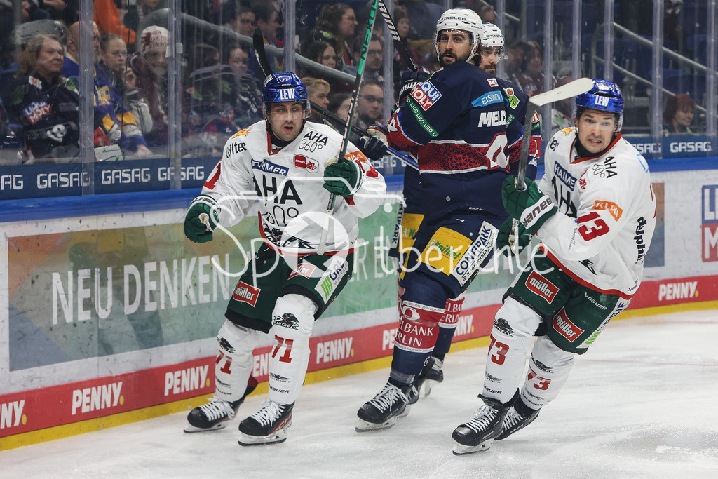Eisbären Berlin - Augsburger Panther | v. l. Niklas ANDERSON (AEV #71), Julian MELCHIORI (EBB #44) und Matthew PUEMPEL (AEV #73)