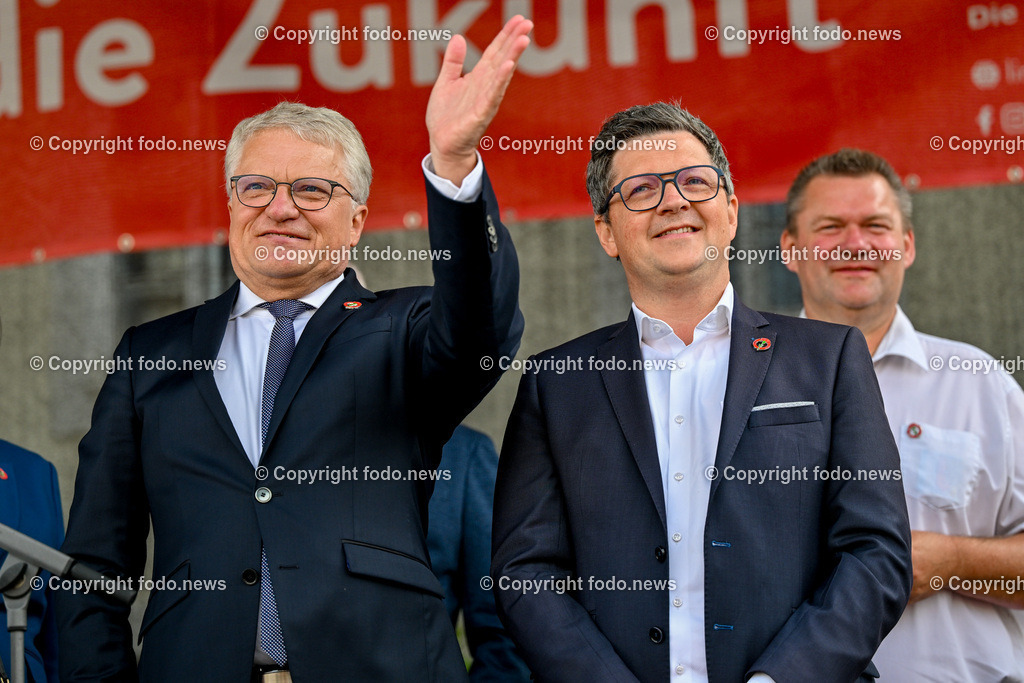 Hauptplatz Linz_ 1. Mai Umzug 2024_ 01.05.2024-36 | 01.05.2024, Hauptplatz Linz, AUT, Hauptplatz Linz, im Bild 1. Mai Umzug 2024 Linz Hauptplatz, SPOE 

Klaus Luger (SP, Bgm. der Stadt Linz), LR Michael Lindner (SP)