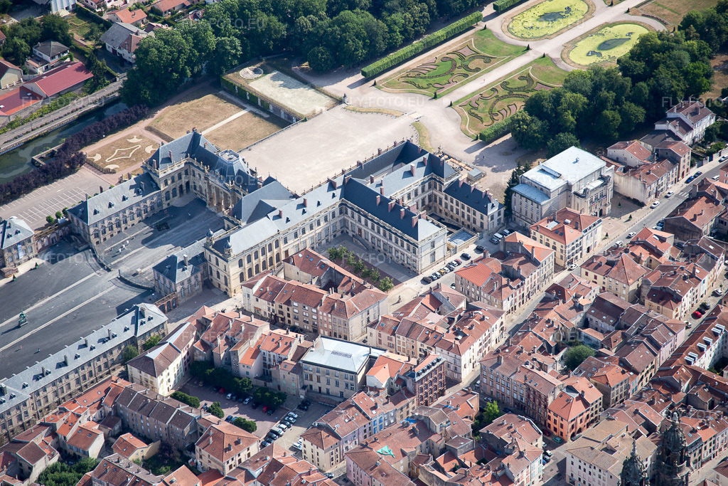 Vue aérienne: Vue de la ville à Lunéville dans le département Meurthe et Moselle, France. Photo: IMG_083167.jpg prise le 11/07/2015 par Werner Riehm/FLY-FOTO.eu – Résolution de l'original: 5472 x 3648 px