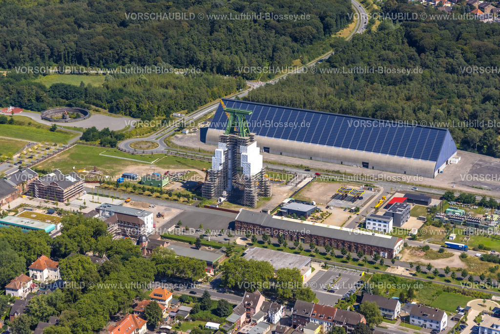 Dinslaken240803091 | Luftbild, Bergpark Lohberg Kreativquartier, mit Gerüst verhüllter Förderturm für Sanierung, lange Kohlenmischhalle Lohberg mit Solardach Oberlohberg, Dinslaken, Ruhrgebiet, Nordrhein-Westfalen, Deutschland