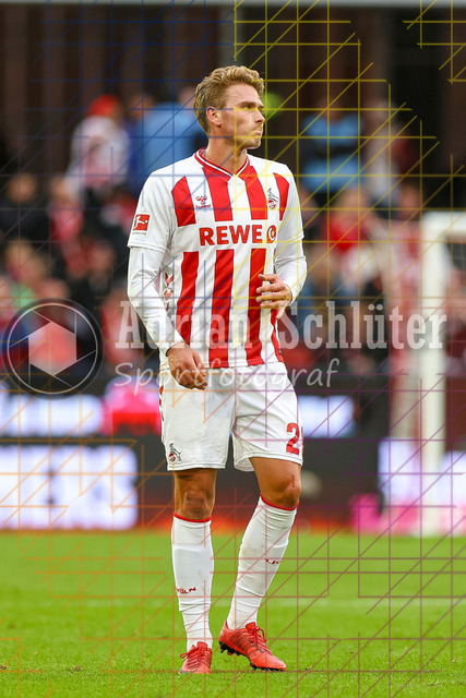 1. FC Köln vs FC Augsburg - 1. Bundesliga  | Köln, Deutschland, 18.10.25:   Sebastian Sebulonsen (1. FC Köln) schaut waehrend des Spiels der 1. Bundesliga zwischen  1. FC Köln vs FC Augsburg im RheinEnergieStadion(Foto von Brauer-Fotoagentur / Adrian Schlueter)