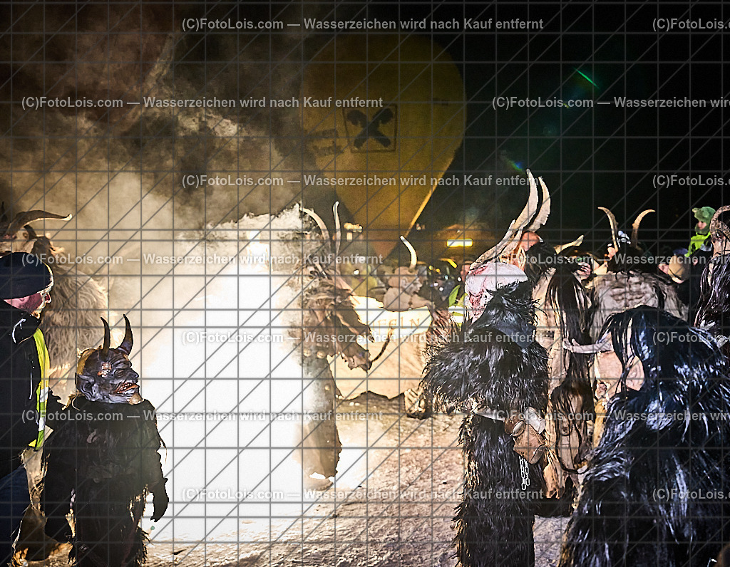 _ALP8293_NACHTderBALLONE_Lackenhof_Gaminger Oetscherteufel | ... mit dem Ballonsportclub Ötscherland aus Wieselburg, der Bergrettung Lackenhof mit einer Schauübung, der Perchtengruppe 'Gaminger Ötscherteufeln' und dem Musikverein Lackenhof, die Ballonfahrer spendeten ihre Gage in diesem Jahr dem schwer verunglückten Gerald Bernreiter alias 'KLEX' der erst nach der ReHa und einem Umbau seines Hauses in Lackenhof frühestens im Mai 2026 wieder nach Hause kommen kann, So 28. Dezember 2025.