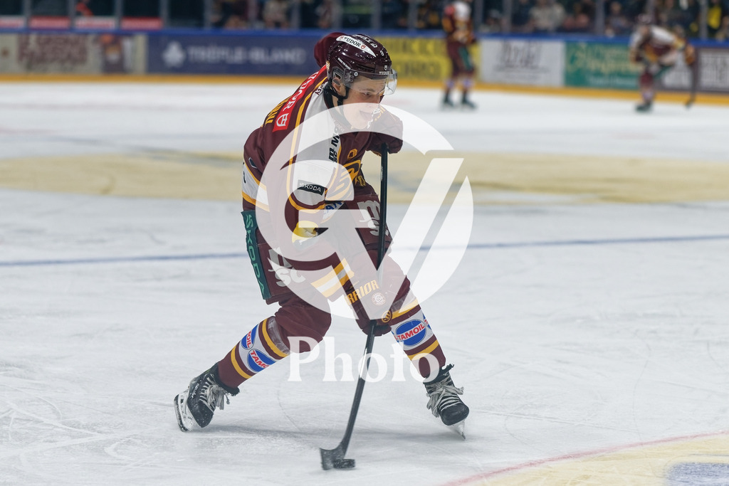 National League - Geneve-Servette HC v EV Zug | Jesse Puljujarvi (9 Geneve-Servette HC) shoots the puck (action)  during the National League match between Geneve-Servette HC and EV Zug at Les Vernets in Geneva, Switzerland