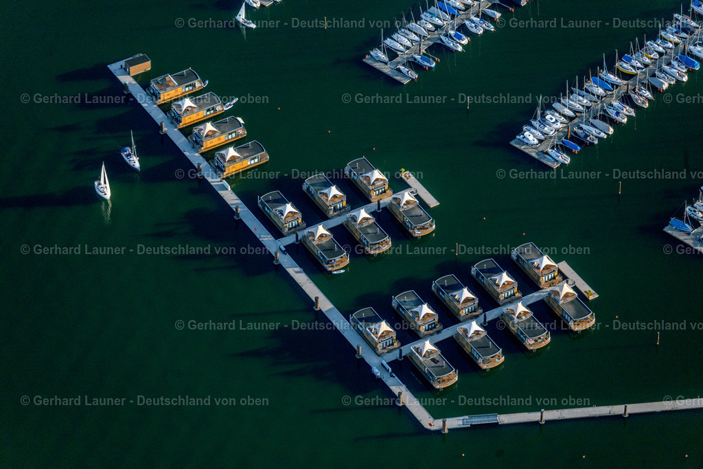 4051027 | PLEINFELD 03.09.2021 Yachthafen mit Sportboot- Anlegestellen und Bootsliegeplätzen am Uferbereich " Segelhafen Ramsberg " und den Floating Village auf dem " Großer Brombachsee "in Pleinfeld im Bundesland Bayern, Deutschland. Weiterführende Informationen bei: ELG Eco Lodges GmbH,  Wassersportgemeinschaft Altmühl-Brombachsee e.V.. // Pleasure boat marina with docks and moorings on the shore area " Segelhafen Ramsberg " and Floating Village on lake " Grosser Brombachsee " in Pleinfeld in the state Bavaria, Germany. Further information at: ELG Eco Lodges GmbH,  Wassersportgemeinschaft Altmuehl-Brombachsee e.V.. Foto: Gerhard Launer