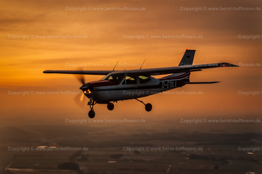 PLBDD_air2air_C177RG_04_90x60 | Luftbild. CESSNA 177 RG über leicht nebligem Boden im Licht der untergehenden Sonne. Landeanflug mit ausgeklapptem Fahrwerk und Landescheinwerfern. ___ Das Foto ist eine Reproduktion von einem Farbdia. - Realisiert mit Pictrs.com
