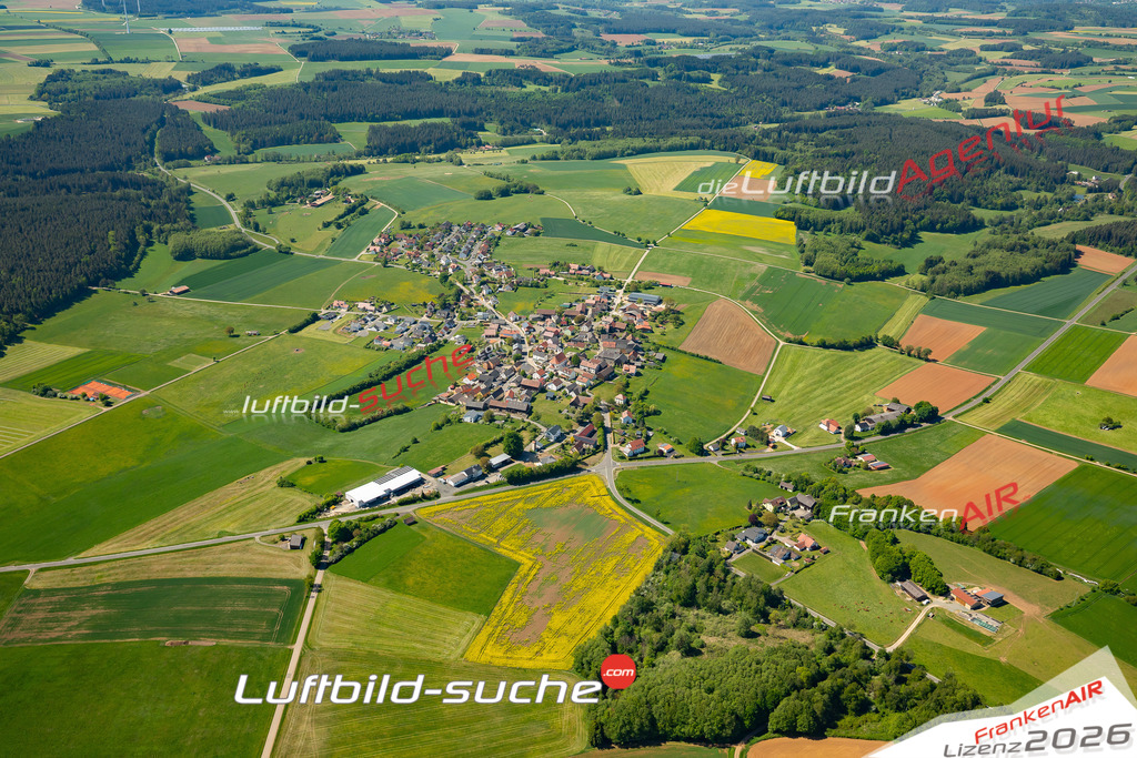 Schrägluftbild  Thurndorf  Kirchenthumbach - Das Luftbild wurde 2025 vom UL-Flugzeug heraus erstellt ( keine Drohne ) - Hochauflösende Luftaufnahme -Nicht vergleichbar mit Google Maps oder Satelittenbilder- Die Geschenkidee !Mit Lizenz und Bildrechte bestellbar