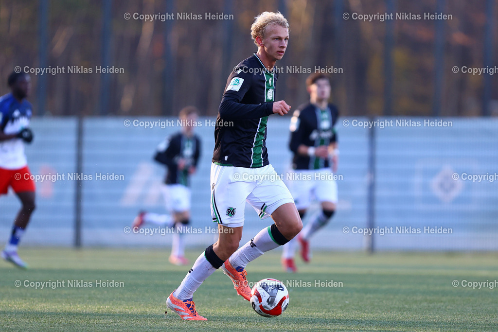 NH_HamburgerSVU19_Hannover96U19_DFBNachwuchsliga_22112025 | #18 Jasper Reinhold (Hannover 96 U19)Fußball I Junioren I U19 DFB-Nachwuchsliga Vorrunde Gruppe A I Saison 2025-2026 I 12. Spieltag I Hamburger SV U19 - Hannover 96 U19 I 22.11.2025 I Trainingsplatz Volksparkstadion