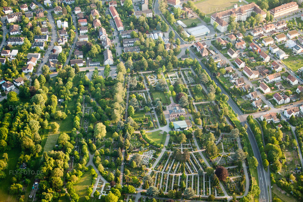 Luftbild: Ettlingen, Friedhof in Ettlingen im Bundesland Baden-Württemberg in Deutschland. Foto: IMG_27632.jpg vom 23.05.2010 durch Werner Riehm/FLY-FOTO.de