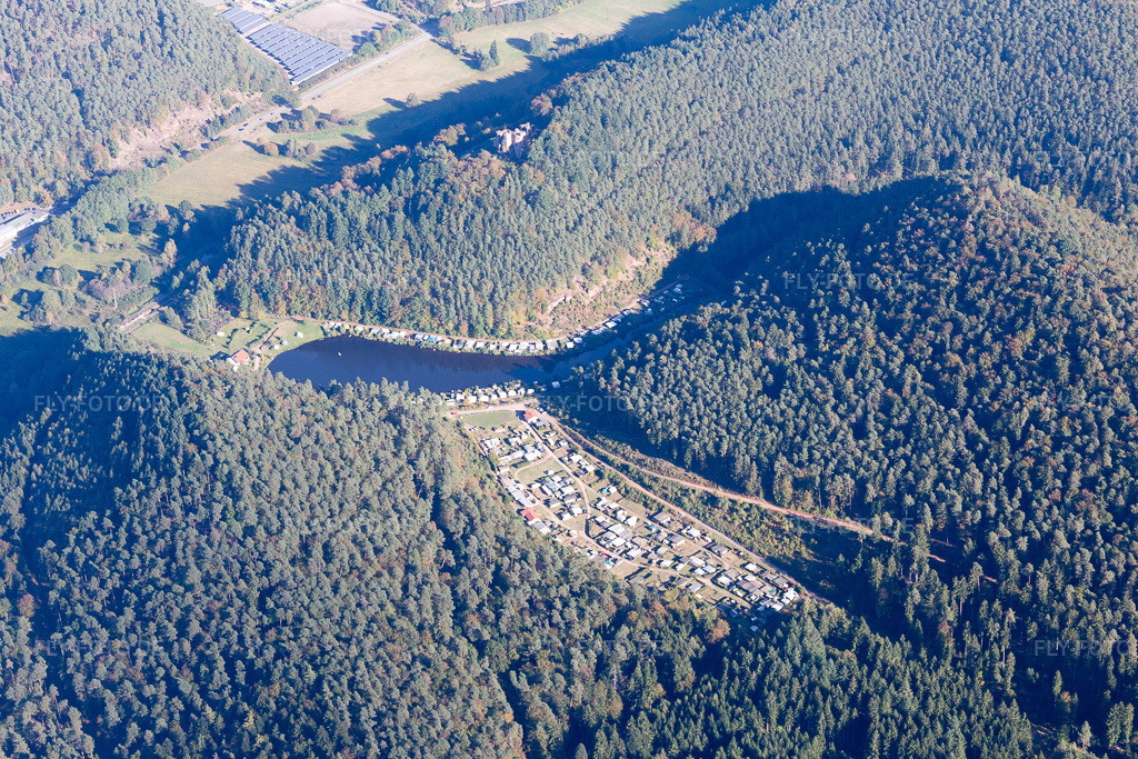 Luftbild: Dahn, Campingplatz Moosbachtal in Dahn im Bundesland Rheinland-Pfalz in Deutschland. Foto: IMG_095222.jpg vom 16.10.2016 durch Werner Riehm/FLY-FOTO.de