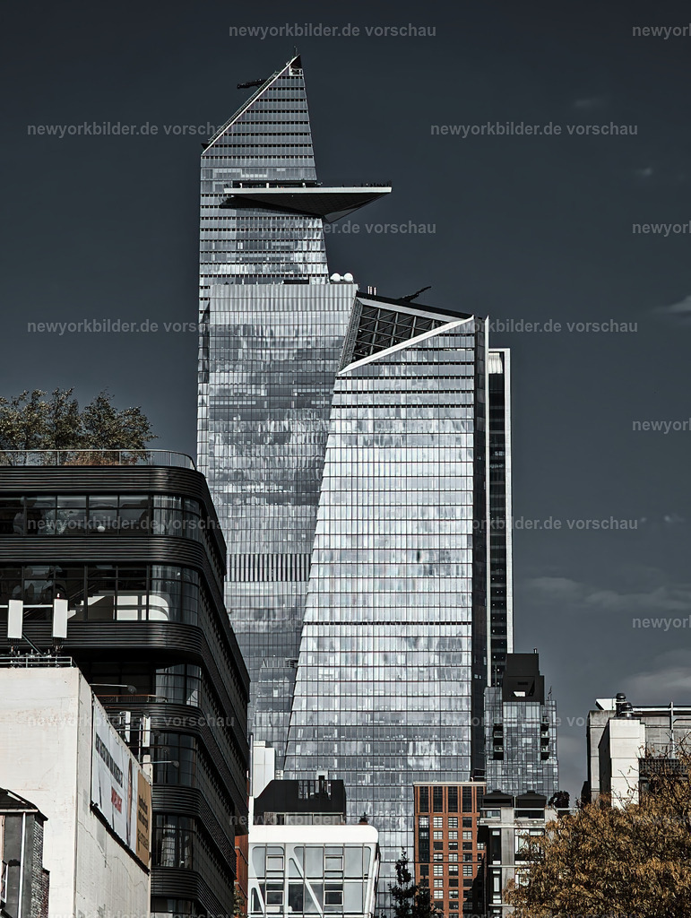 The Edge von der High Line – Sommerblick auf New Yorks spektakuläre Plattform | An einem strahlenden Sommertag zeigt sich New York von seiner schönsten Seite – und der Blick von der High Line auf The Edge ist ein echtes Highlight. Die Plattform ragt imposant in den Himmel, umgeben von der modernen Architektur des Hudson Yards. Vor dem tiefblauen Himmel wirkt The Edge wie ein futuristisches Wahrzeichen, das die Dynamik und Innovation der Stadt verkörpert. Für Fotografen und Reisende ist dieser Moment perfekt: die Kombination aus urbanem Grün der High Line, sommerlicher Leichtigkeit und der beeindruckenden Skyline macht diesen Ort zu einem unvergesslichen Motiv. Wer New York liebt, sollte diesen Blick nicht verpassen – ein Augenblick, der die Energie der Metropole in einem einzigen Bild einfängt