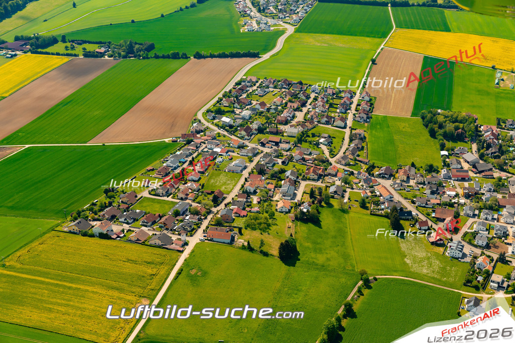Das Luftbild zeigt : Zandt Denkendorf - Die Luftaufnahme wurde 2024 vom UL-Flugzeug aus erstellt ( keine Drohne ) - Hochauflösende Luftaufnahme - Für grossformatige Ausdrucke geeignet. Die Geschenkidee !Mit Lizenz und Bildrechte bestellbar