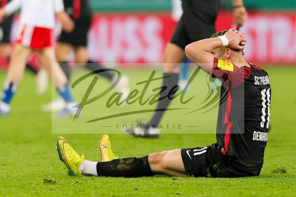 HSVSCF20220419_141 | Fussball, Herren: Ermedin Demirovic (SC Freiburg) enttaeuscht beim DFB-Pokal-Halbfinalspiel zwischen Hamburger SV und SC Freiburg im Volksparkstadion am 19.04.2022 in Hamburg, Deutschland.DFB / DFL REGULATIONS PROHIBIT ANY USE OF PHOTOGRAPHS AS IMAGE SEQUENCES AND/OR QUASI-VIDEO. - Realisiert mit Pictrs.com