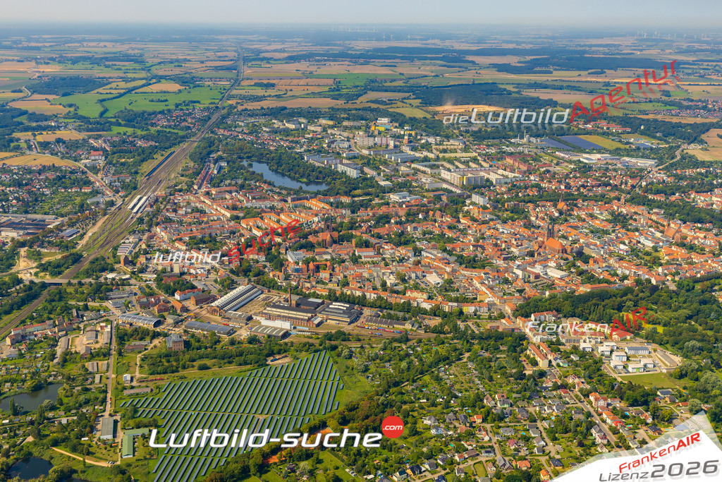 Luftbild der Stadt Stendal - Die Luftaufnahme wurde 2025 vom UL-Flugzeug heraus erstellt ( keine Drohne ) - Hochauflösende Luftaufnahme - für professionelle Ausdrucke geeignet. Die Geschenkidee !Hier alle&nbsp;Infos zur Lizenzierung der LuftaufnahmeWir fliegen auch dieses Jahr wieder in Ihre Region um Luftbilder zu erstellen.- Luftbild anfragen