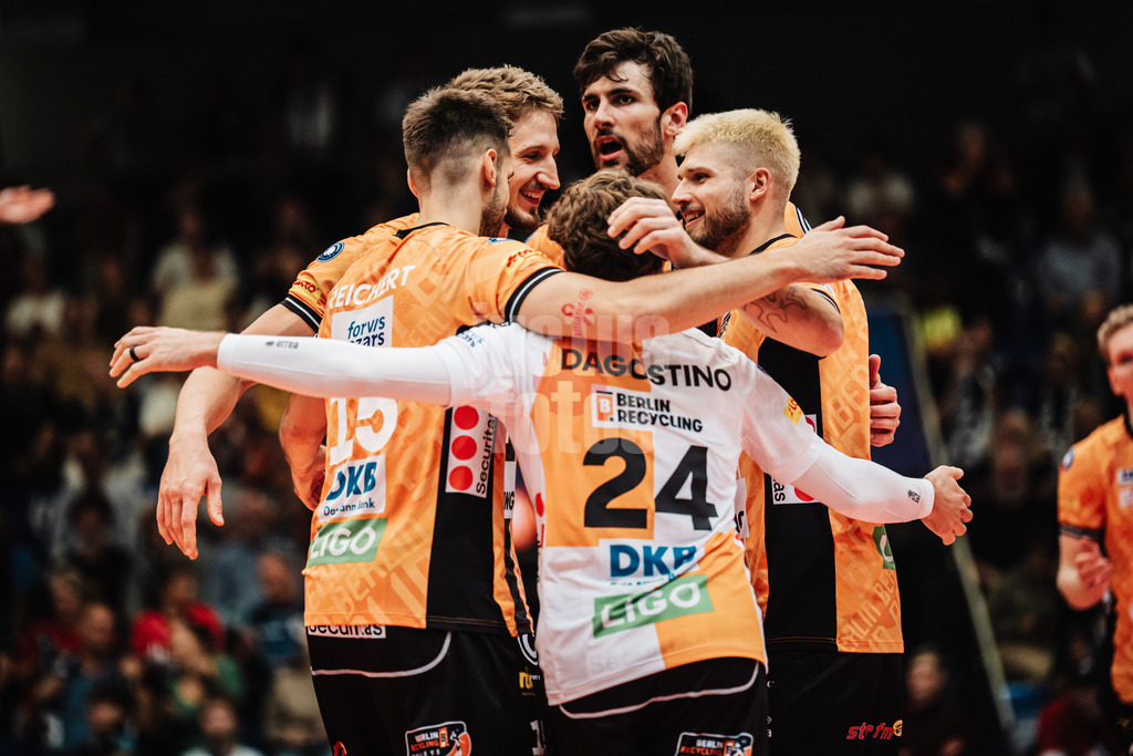 Volleyball | Herren | Saison 2025/2026 | Volleyball Ligacup | Finale | SVG Lüneburg vs. Berlin Recycling Volleys | 12.10.2024 | BR Volley beim Jubel v.l. Moritz Reichert (#15, BERLIN RECYCLING Volleys), Florian Krage-Brewitz (#12, BERLIN RECYCLING Volleys), Kyle Dagostino (#24, BERLIN RECYCLING Volleys), Jake Hanes (#22, BERLIN RECYCLING Volleys) und Ruben Schott (#13, BERLIN RECYCLING Volleys)