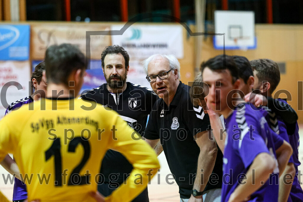 2022-11-12_076_SpVgg_Altenerding_III_gegen_TV_Altoetting_II | Erding, Deutschland, 12.11.2022:
Handball, Bezirksklasse Männer 2022 / 2023, 4. Spieltag, SpVgg Altenerding III gegen TV Altötting II, Endergebnis: 32:25

Stefan Walter (SpVgg Altenerding, #10), Trainer Alfred Lößl (SpVgg Altenerding)

Foto: Christian Riedel / fotografie-riedel.net