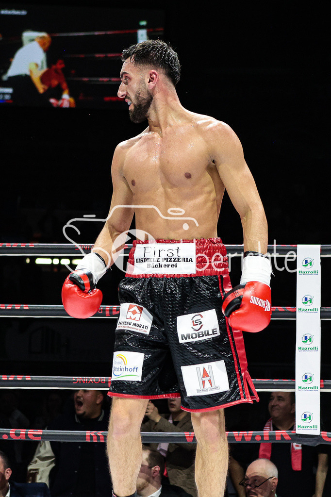 Profi - Box - Gala / Main Event | Kushtrim TAHIRUKAJ (rot schwarze Hose) in seinem Kampf gegen Nika GAVAJAVA (schwarze Hose)