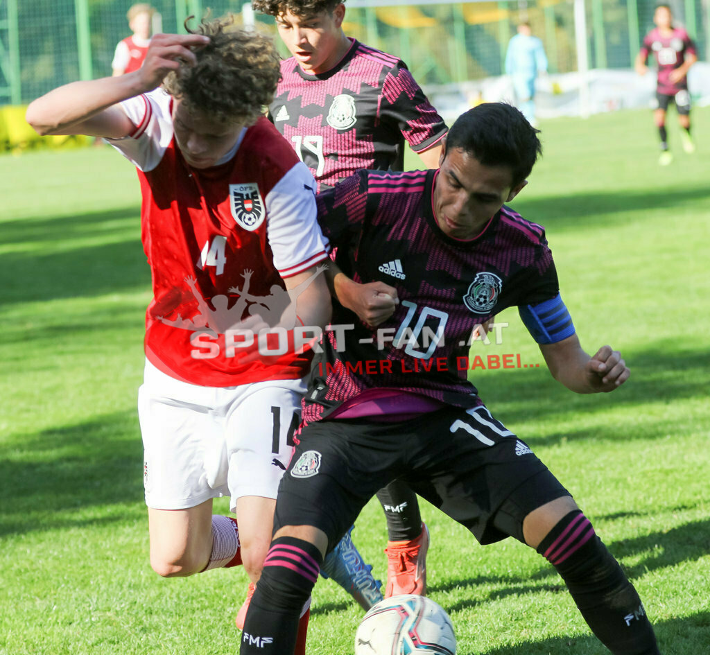 AUSTRIA U15 - MEXICO U15 | MARCEL STÖHR (Austria #14) Hugo Figueroa (Mexico #10) FLORIAN SUSCHITZ (Austria #19) ; AUSTRIA U15 - MEXICO U15 am 29.04.2022 in Arnoldstein
(Sportplatz), AUSTRIA, (Photo by Ernst Krawagner sport-fan.at) - Realisiert mit Pictrs.com