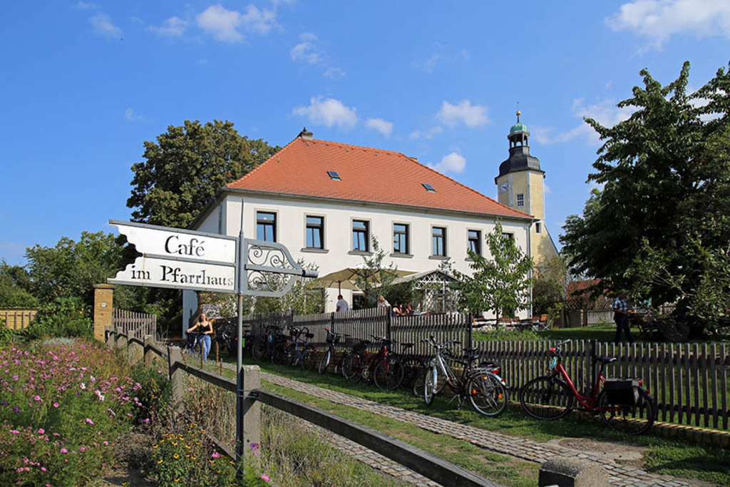 Störmthaler See - Café am Pfarrhaus | Entdecke über 20 Kategorien Leipzig-Motive: Foto-Downloads, hochwertige Poster, Leinwand- & Fine-Art-Prints. Jetzt Lieblingsfoto im Bildlexikon Leipzig Shop bestellen!