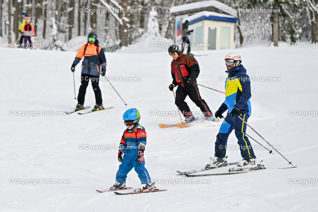 Hochficht_ Skigebiet_ Boehmerwald_ Saisonopening_ 08.12.2023-66 | 08.12.2023, Hochficht, AUT, Skigebiet Hochficht, Boehmerwald, Saisonopening 2023, im Bild 
Kind, Skifahren, Pistenfloh, Skifahrer, Sportler, Piste

