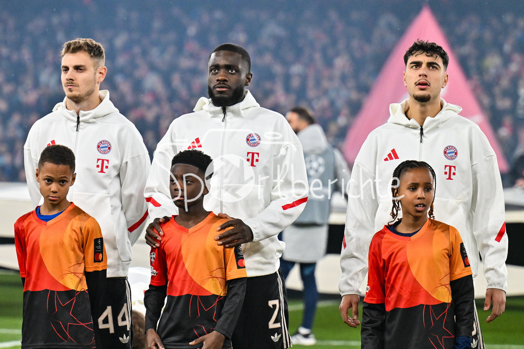 Arsenal FC - FC Bayern München | LONDON, ENGLAND - 26. NOVEMBER: im Bild Josip STANISIC (FC Bayern Munich 44), Dayot UPAMECANO (FC Bayern Munich 2) und Aleksandar PAVLOVIC (FC Bayern Munich 45)) bei der Hymne vor dem Ligaspiel zwischen Arsenal London und dem FC Bayern München am 5. Spieltag der UEFA Champions League im Emirates Stadium am 26.11.2025