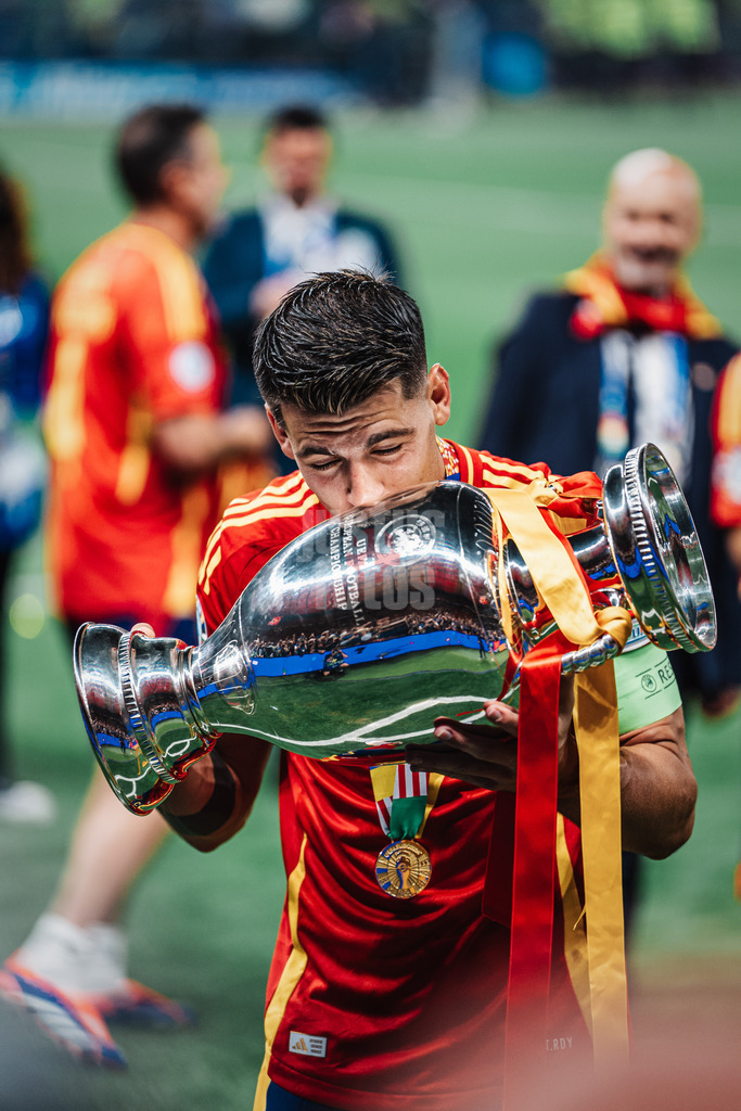 Fußball | Herren | UEFA-Fußball-Europameisterschaft 2024 | Finale | Spanien vs. England | 14.07.2024 | Alvaro Morata (#7, Spanien) küsst den Pokal