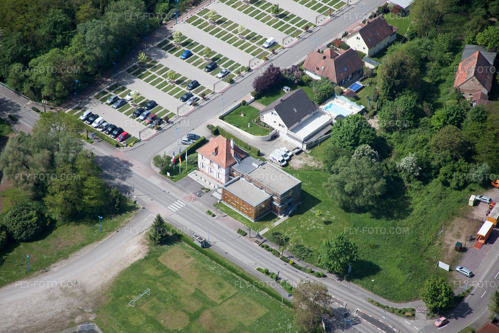 Aerial view: Border in Lauterbourg in the state Bas-Rhin, France. – Photo: IMG_078611.jpg taken on 05/08/2015 by Werner Riehm/FLY-FOTO.com – Resolution of the original: 5472 x 3648 px