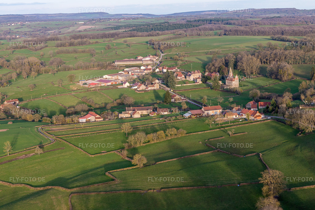 Luftbild: Morlet , Château de Morlet im Burgund in Morlet im Bundesland Saône-et-Loire in Frankreich. Foto: IMG_105515.jpg vom 01.04.2018 durch Werner Riehm/FLY-FOTO.de