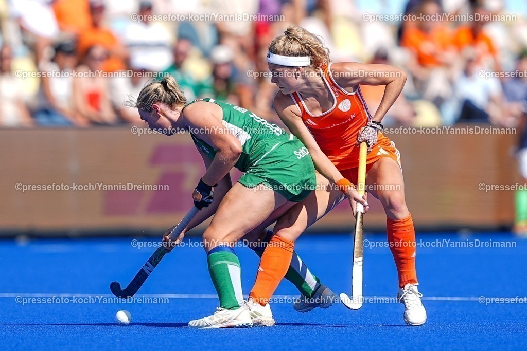 xydrx09082503005 | 09.08.2025, xydrx, Frauen EuroHockey Championship 2025, Gruppenphase, Gruppe a, Niederlande - Irland, Sparkassenpark Mönchengladbach: Charlotte Beggs (IRL #16) im Zweikampf gegen Yibbi Jansen (NED #8)