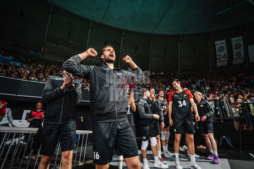 Volleyball | Männer | Testspiel | Deutschland vs. Italien | 26.05.2025 | Tim Peter (#16, Deutschland) jubelt von der Bank aus