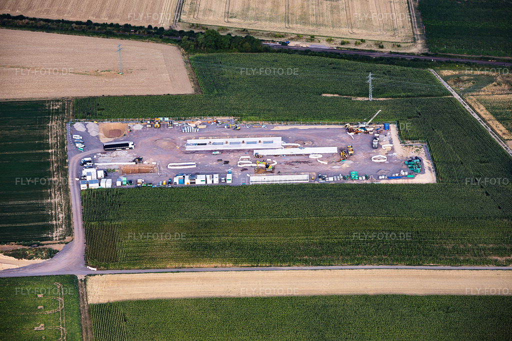 Luftbild: Baustelle des zweiten Bohrplatz auf dem Trappelberg des Lionheart-Projekts der Vulcan Energy für die zukünftige klimaneutrale Wärmeversorgung der Stadt Landau sowie Lithiumextraktion und Stromproduktion durch ORC-Anlage in Rohrbach im Bundesland Rheinland-Pfalz in Deutschland. – Foto: IMG_158344.jpg vom 06.08.2026 durch Werner Riehm/FLY-FOTO.de – Auflösung des Originals: 6000 x 4000 px – VULCAN ENERGY RESOURCES