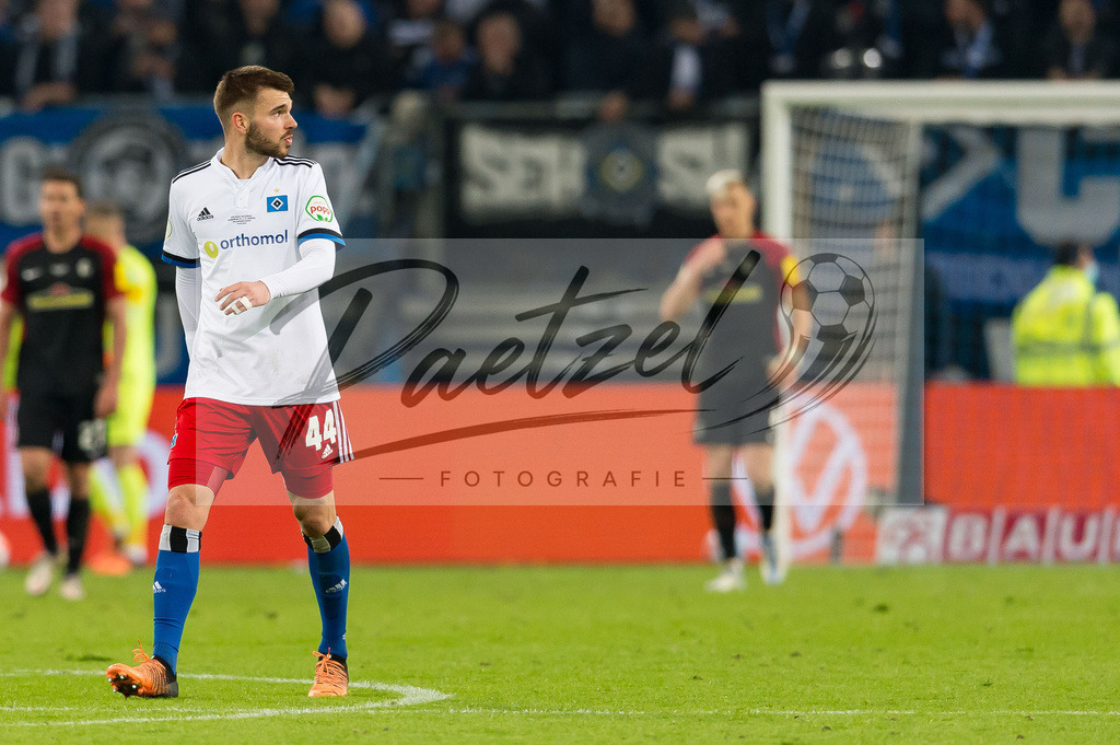HSVSCF20220419_140 | Fussball, Herren: Mario Vuskovic (Hamburger SV) schaut beim DFB-Pokal-Halbfinalspiel zwischen Hamburger SV und SC Freiburg im Volksparkstadion am 19.04.2022 in Hamburg, Deutschland.DFB / DFL REGULATIONS PROHIBIT ANY USE OF PHOTOGRAPHS AS IMAGE SEQUENCES AND/OR QUASI-VIDEO. - Realisiert mit Pictrs.com