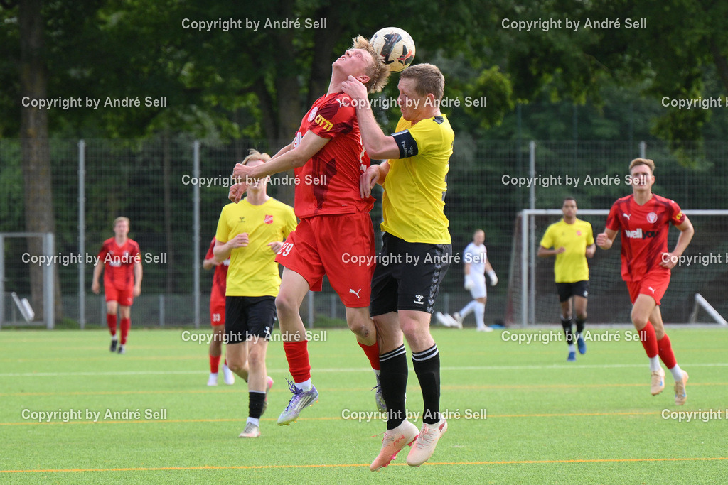 FC Kilia Kiel vs SV Eichede | Lucas Groß (Kilia #29) vs Peer-Maurice Ehlers (Eichede #33) / Fußball-Oberliga Männer 2026/2027 / FC Kilia Kiel vs SV Eichede / Kilia Sportplatz / Kiel / 12.09.26 - Realisiert mit Pictrs.com