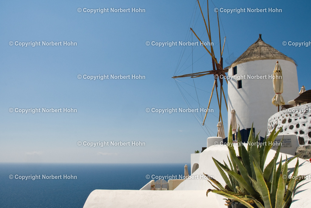Reisefotografie - Griechenland - Santorini | Alte Windmühle auf der Landspitze von Oia. - Realisiert mit Pictrs.com