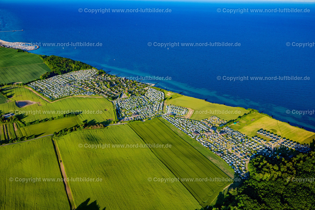 Bliesdorf_Ostseeferienpark_Camping_Kagelbusch_ELS_8517030622 | SCHASHAGEN 03.06.2022 Campingplatz mit Wohnwagen und Zelten " Ostsee-Campingplatz Kagelbusch " in Schashagen an der Ostseeküste im Bundesland Schleswig-Holstein, Deutschland. Weiterführende Informationen bei: Ostsee-Campingplatz Kagelbusch L. Gosch GmbH & Co. KG. // Campsite with caravans and tents on the lake shore " Ostsee-Campingplatz Kagelbusch " in Schashagen at the baltic coast in the state Schleswig-Holstein, Germany. Further information at: Ostsee-Campingplatz Kagelbusch L. Gosch GmbH & Co. KG. Foto: Martin Elsen