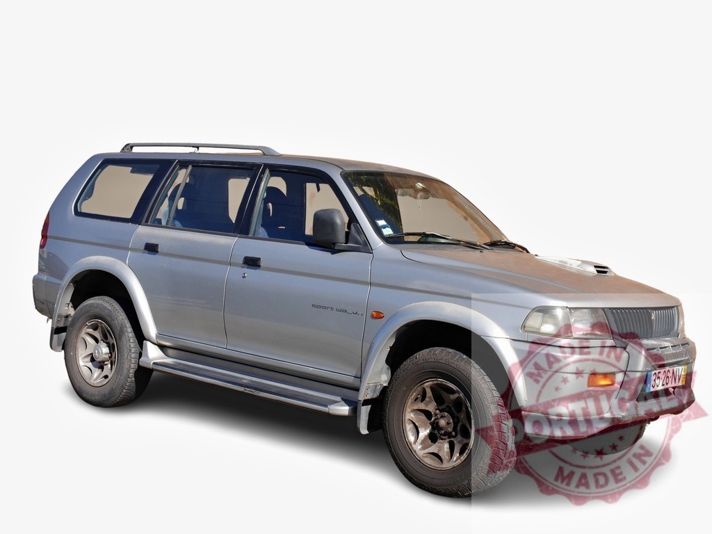 Silver Mitsubishi Montero Sport willing to go off-road | Powerful silver Mitsubishi Montero Sport parked and ready for adventure - Realisiert mit Pictrs.com