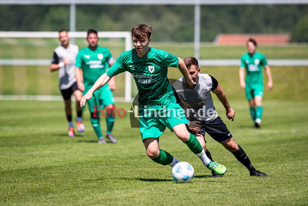 SV Haunshofen gegen ASV Gerentsried | Fußball Herren Kreisklasse Gruppe 3 Zugspitze 2024/25, SV Haunshofen gegen ASV Gerentsried, 20250531,Peter MAYERHOFER (SV Haunshofen 8) in Aktion,2025-05-31 in Haunshofen (Sportplatz Haunshofen), Peter MAYERHOFER (SV Haunshofen 8)Copyright: WolfgangxLindner www.foto-lindner.de