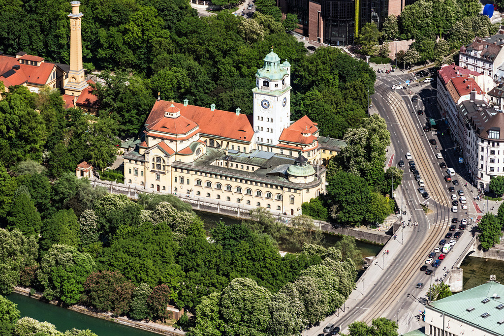 dr__dsc9222.jpg | MüNCHEN 07.05.2018 Das barocke Hallenbad Müllersches Volksbad an der Isar in München im Bundesland Bayern. Das Müller’sche Volksbad ist ein neubarocker Jugendstilbau nach einem Entwurf von Carl Hocheder. Es befindet sich zwischen Isar und Auer Mühlbach in unmittelbarer Nähe des Deutschen Museums und der Ludwigsbrücke. Betreiber sind die Stadtwerke München. Weiterführende Informationen bei: Stadtwerke München GmbH. // Baroque indoor pool Mueller Volksbad at the Isar in Munich in the state Bavaria. The Muller's Public Baths is a neo-Baroque Art Nouveau building designed by Carl Hocheder. Further information at: Stadtwerke Muenchen GmbH. Foto: Daniel Reiter