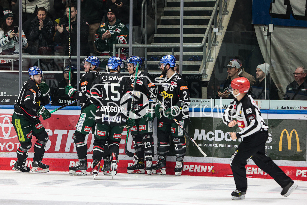 Augsburger Panther - Nürnberg ICE Tigers | TOR fuer Augsburg - der Jubel nach dem Treffer zum 2-2 durch David STIELER (AEV #21)