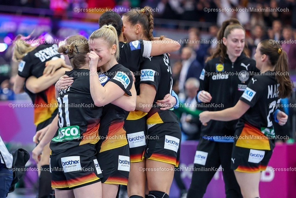 IHF09122502125 | 09.12.2025, Handball WM Frauen, Viertelfinale, Deutschland - Brasilien, 27th IHF Women's Handball World Championship, Westfalenhalle Dortmund: Freude nach dem Sieg und dem EInzug ins Halbfinale. Die Mannschaft feiert den Sieg unter Freudentränen zusammen auf dem Spielfeld und liegt sich glücklich in den Armen. Alexia Hauf (GER #31) umarmt Antje Doll (GER #29) glücklich neben Aimee von Pereira (GER #49) und Xenia Smits (GER #11) und Katharina Filter (GER #42) und Julia Maidhof (GER #27) 