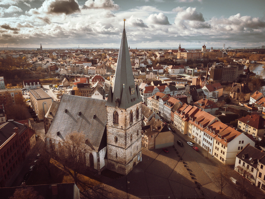 Marienkirche in Bernburg | Die Martinkirche ist ein imposantes Bauwerk, welches das Stadtbild prägt. Aus der Luft wirkt es noch einmal beeindruckender. - Realisiert mit Pictrs.com